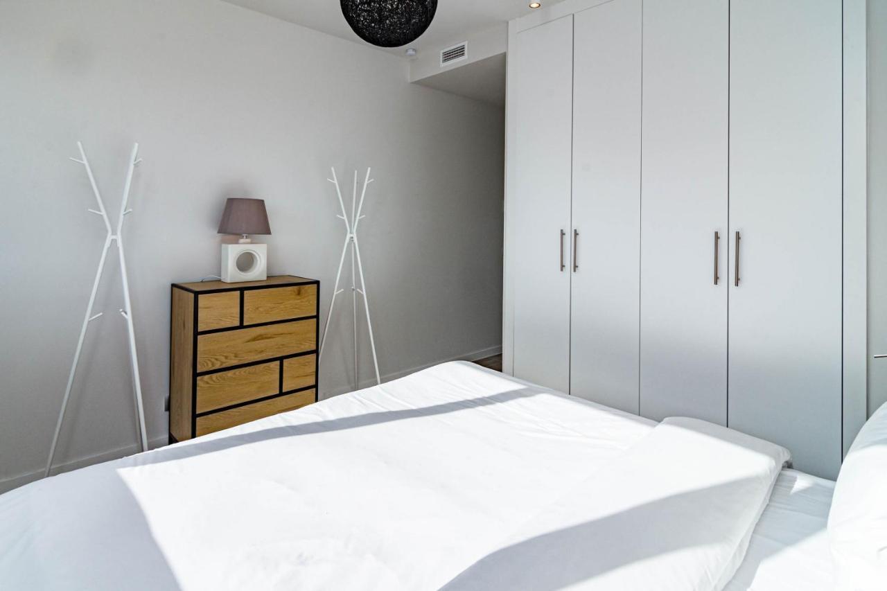 Lmt46 - Modern Style Spacious Townhouse