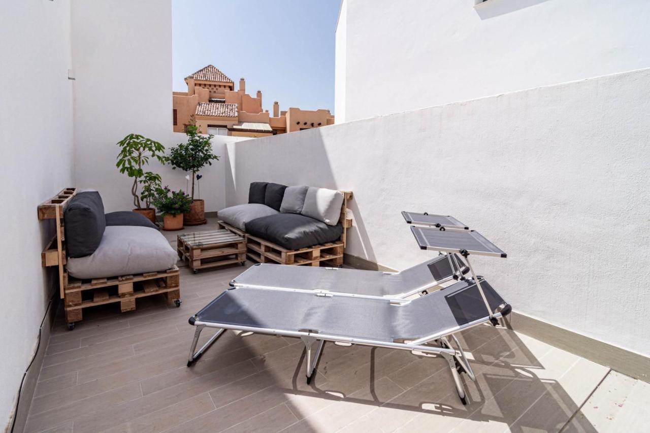 Lmt46 - Modern Style Spacious Townhouse Estepona