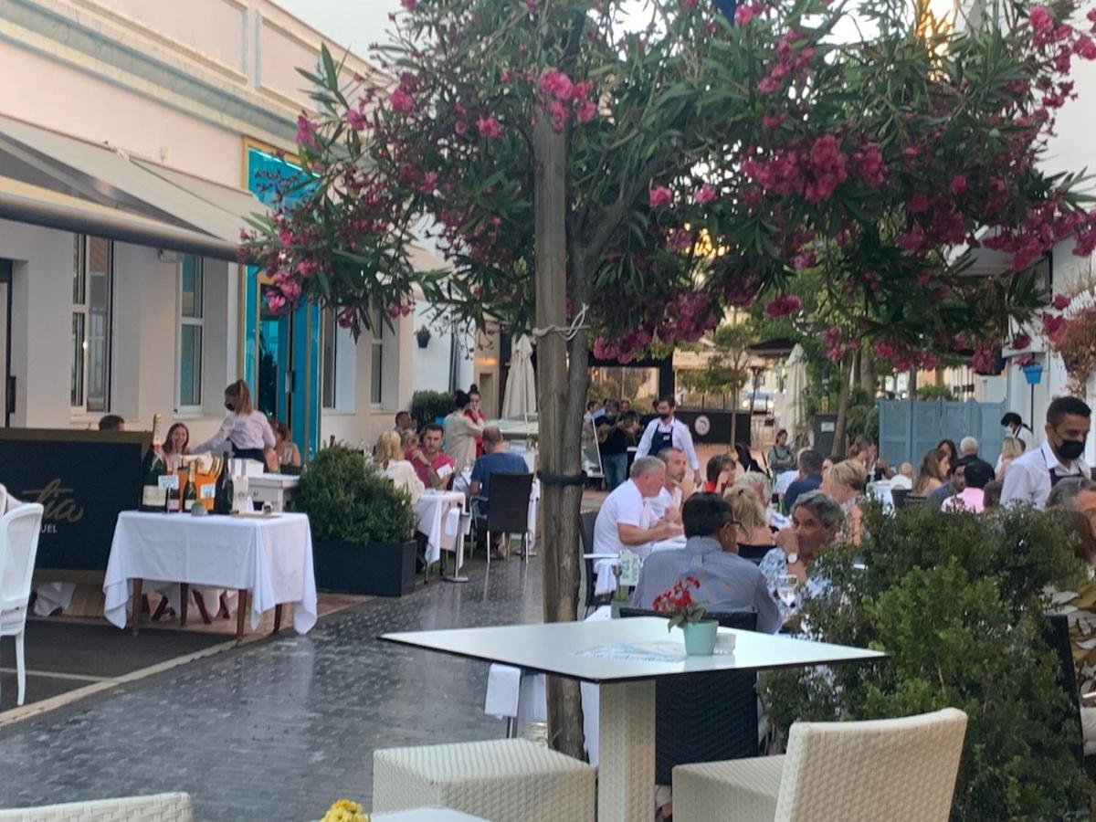 Casa Casu New Stunning 3 Bed Raised Ground Floor & Huge Balcony With Sea Pool & Mountain View Indoor & Outdoor Swimming Pools & Gym Walking Distance To Port Traveller Award 2023 Appartement Estepona
