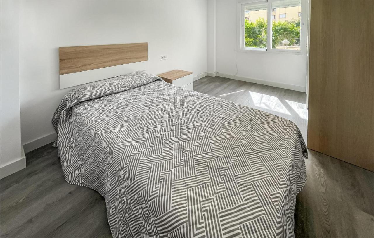 3 Bedroom Awesome In Apartment *