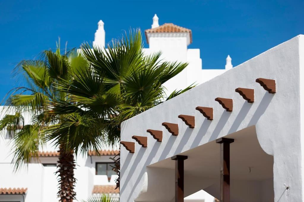 Luxury In Golf Hills, Estepona. Apartment