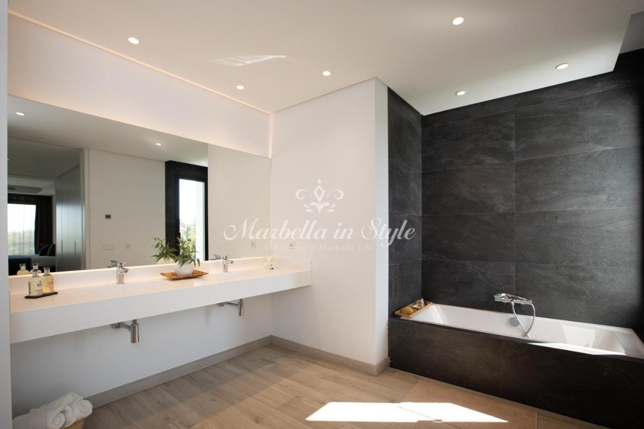 Michaela Moderna De Super Lujo Con Piscina Y Vistas Villa Estepona