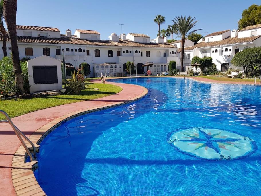 Modern House With Large Pool! Holiday home