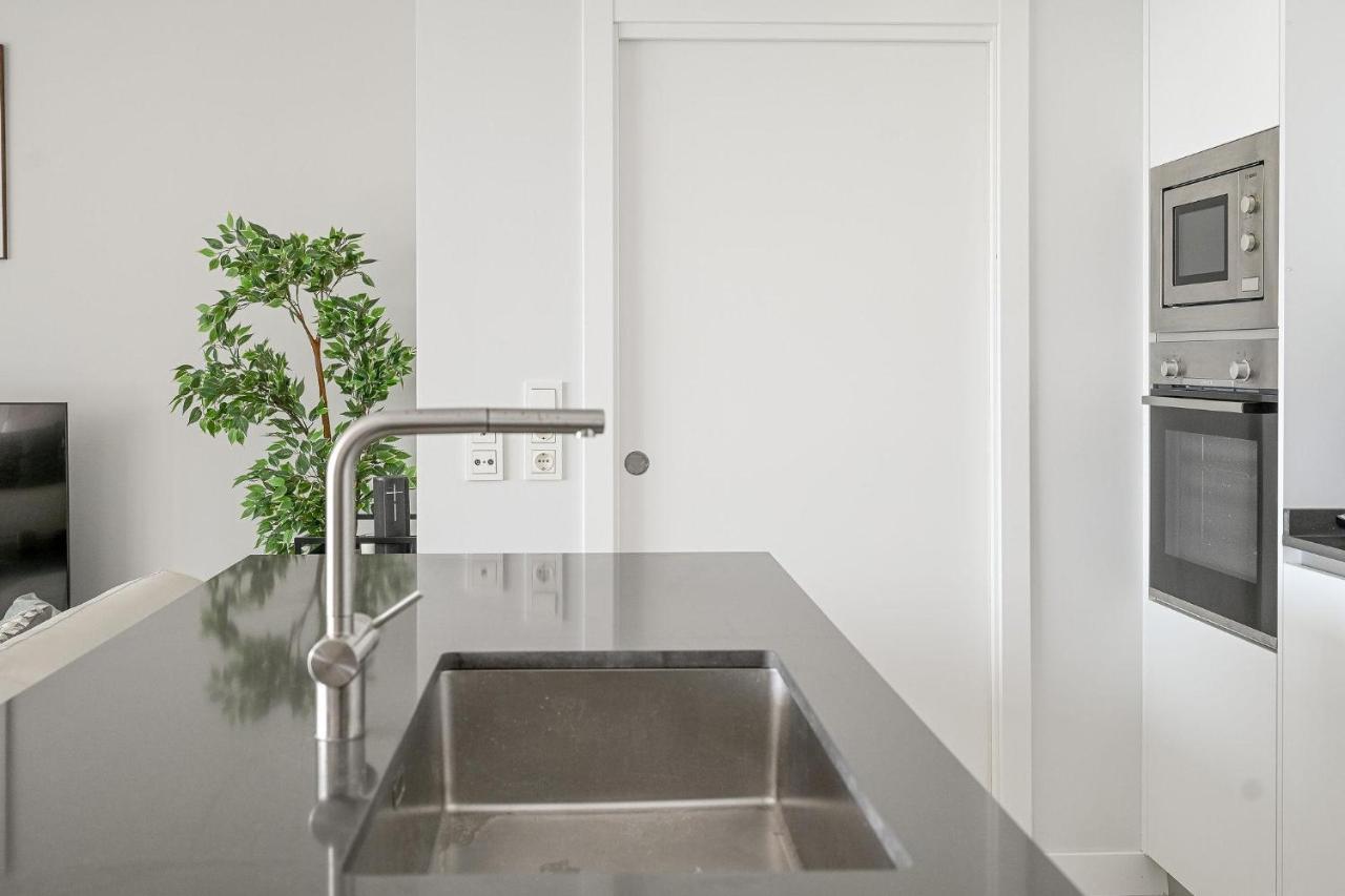 Modern 3 Bedroom Apartment *