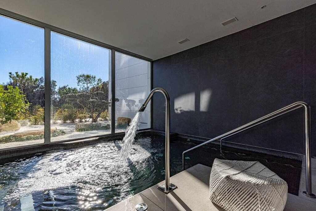 Edge Luxury Beachfront 3br, 3 Pools, Spa, Gym Estepona