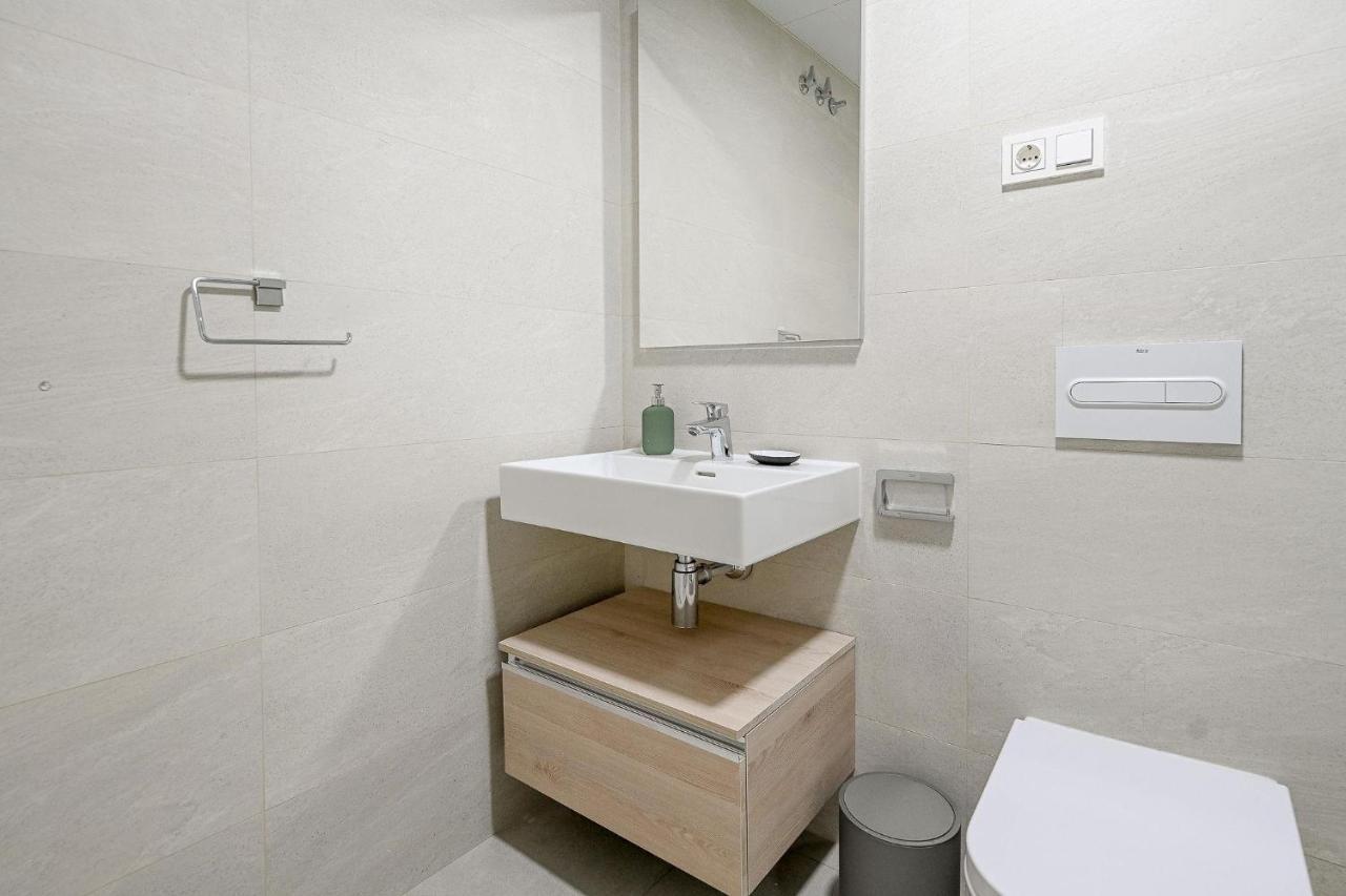 Modern 3 Bedroom Apartment *