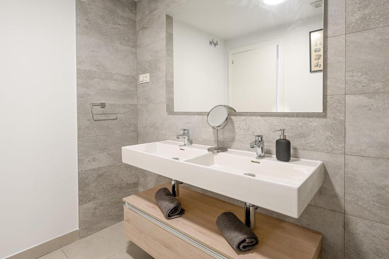 Modern 3 Bedroom Apartment *
