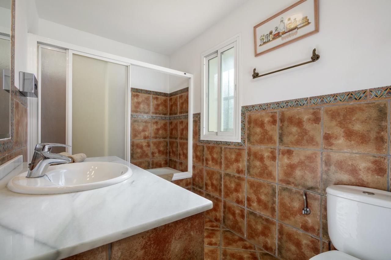 Villa Arin - Beachside Family Estepona