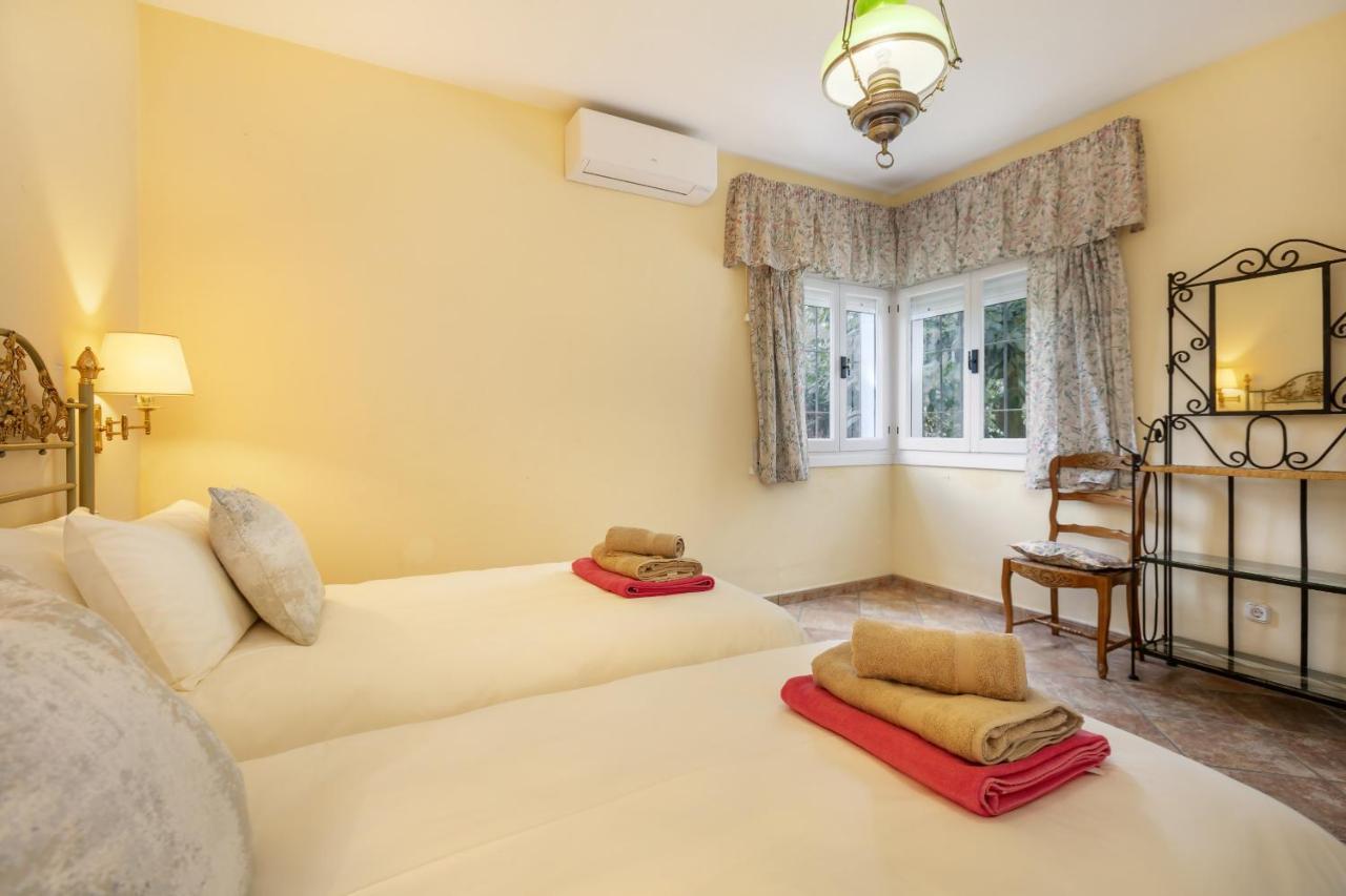 Arin - Beachside Family Villa Estepona