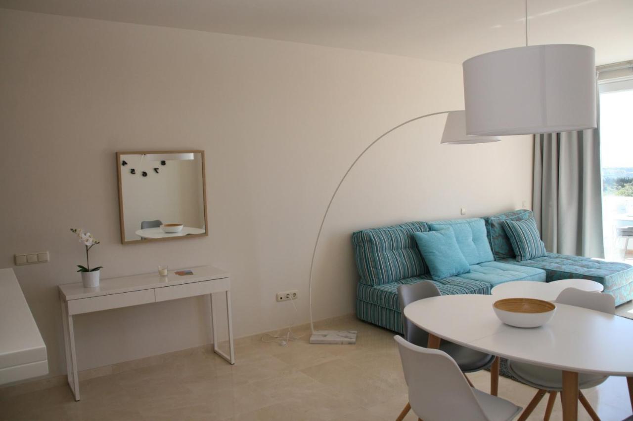 2152-modern With Private Apartment