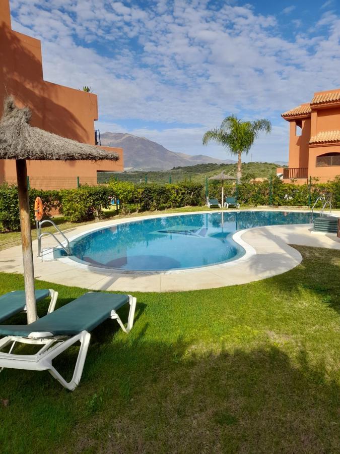 Espacioso Muy Tranquilo Con Piscinas Y Jardines Cercano A La Playa Estepona