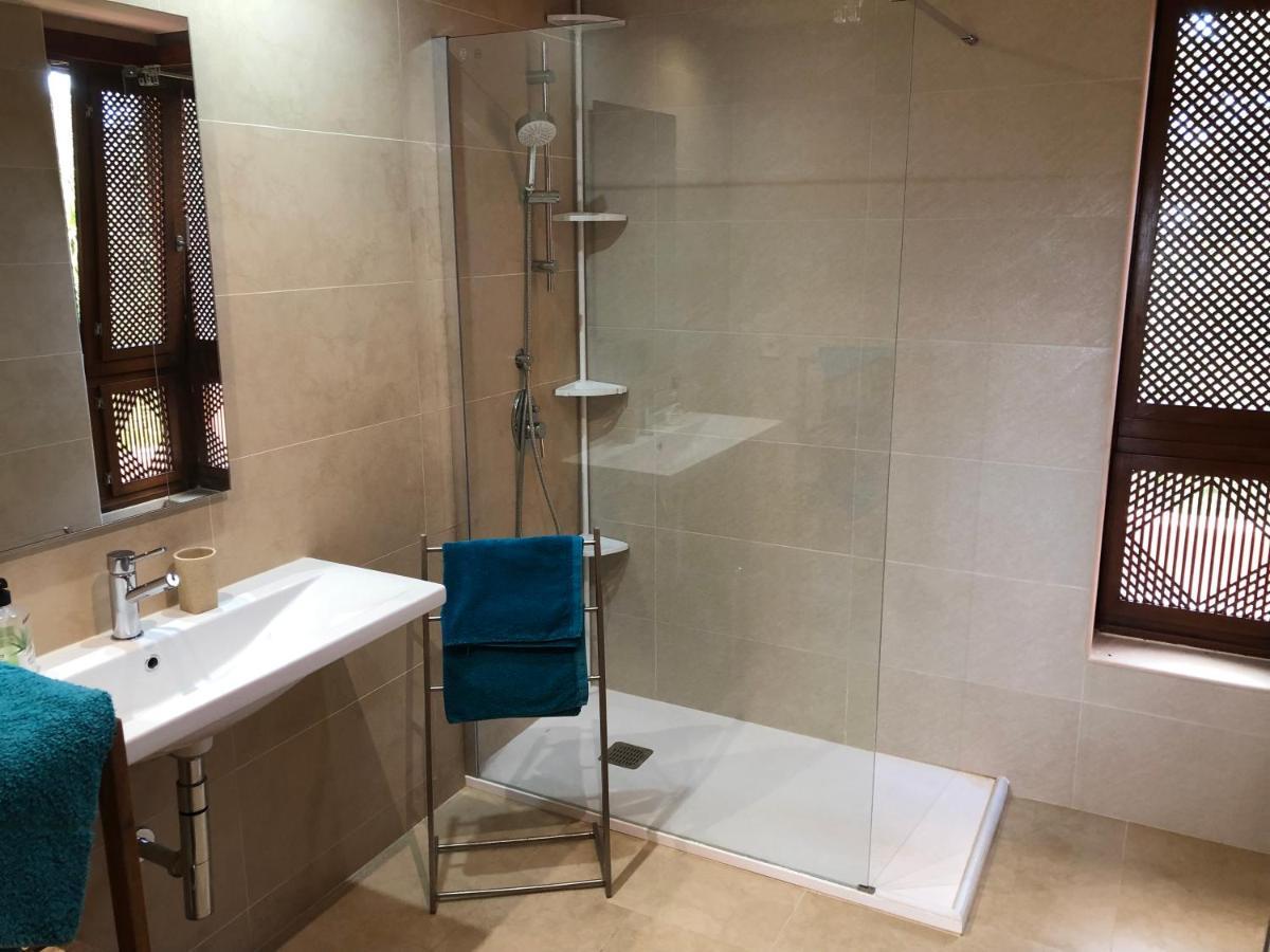 Seaview Luxury Penthouse 24 Hour Security And Underground Parking