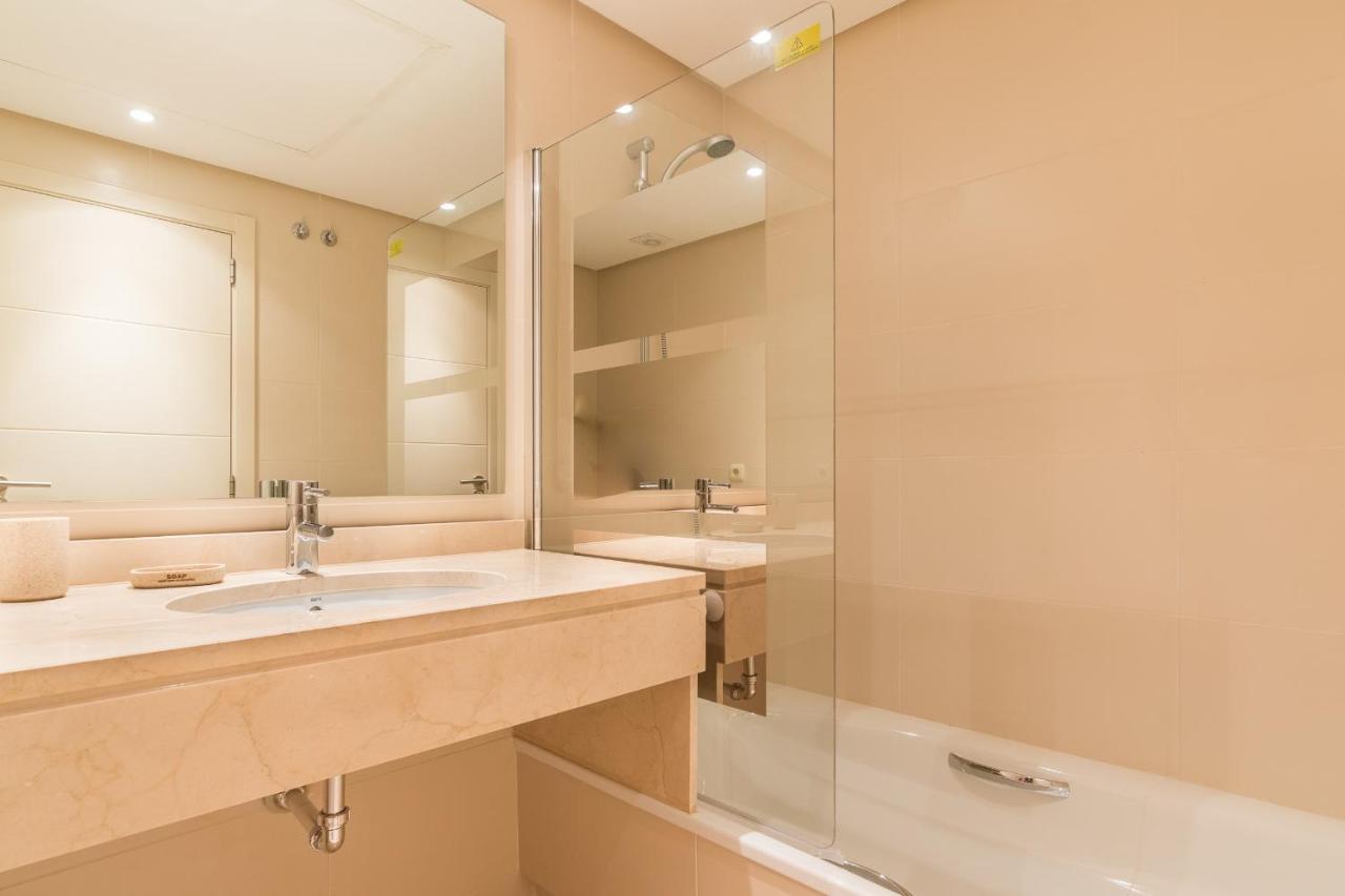 2214-modern With Private Apartment