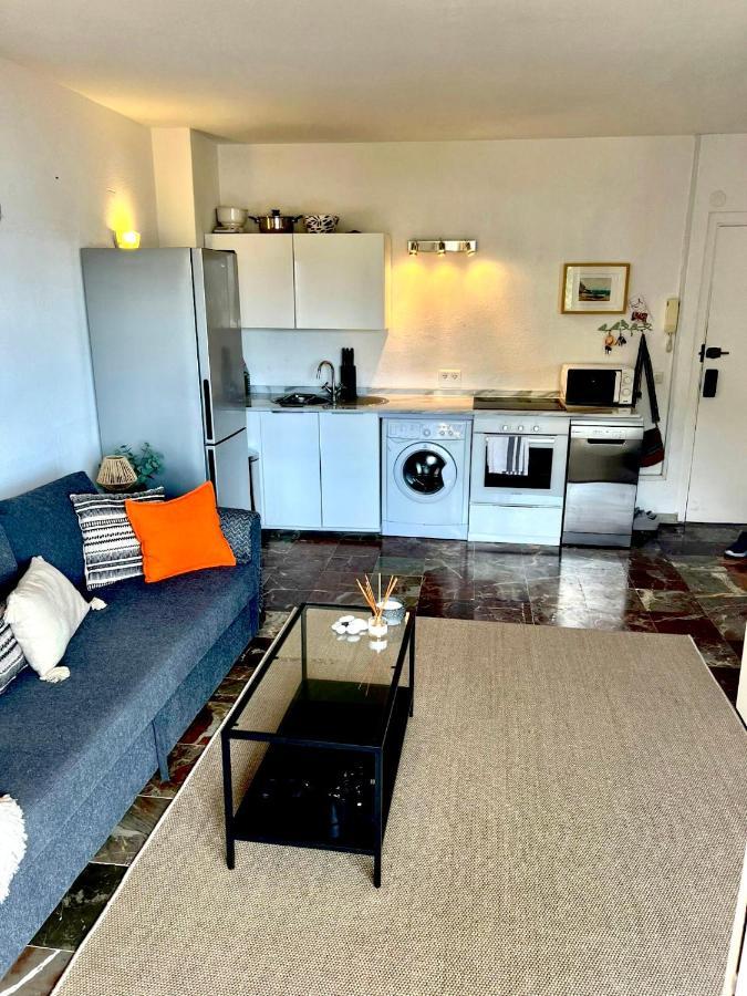Front In Apartment *