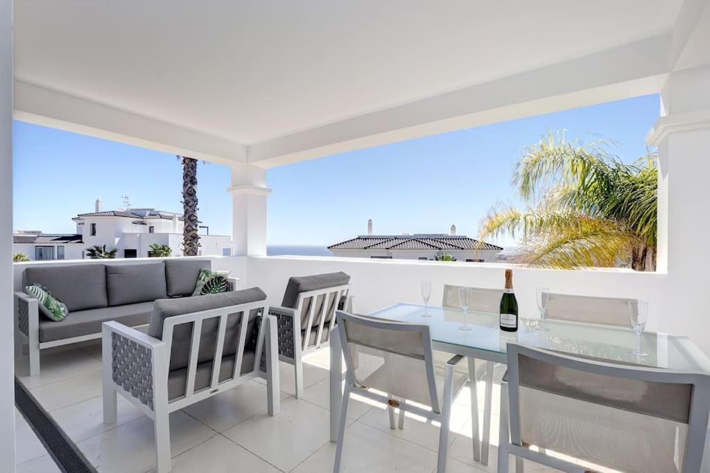 2 Bed At Hills With Great Sea Views! Apartment