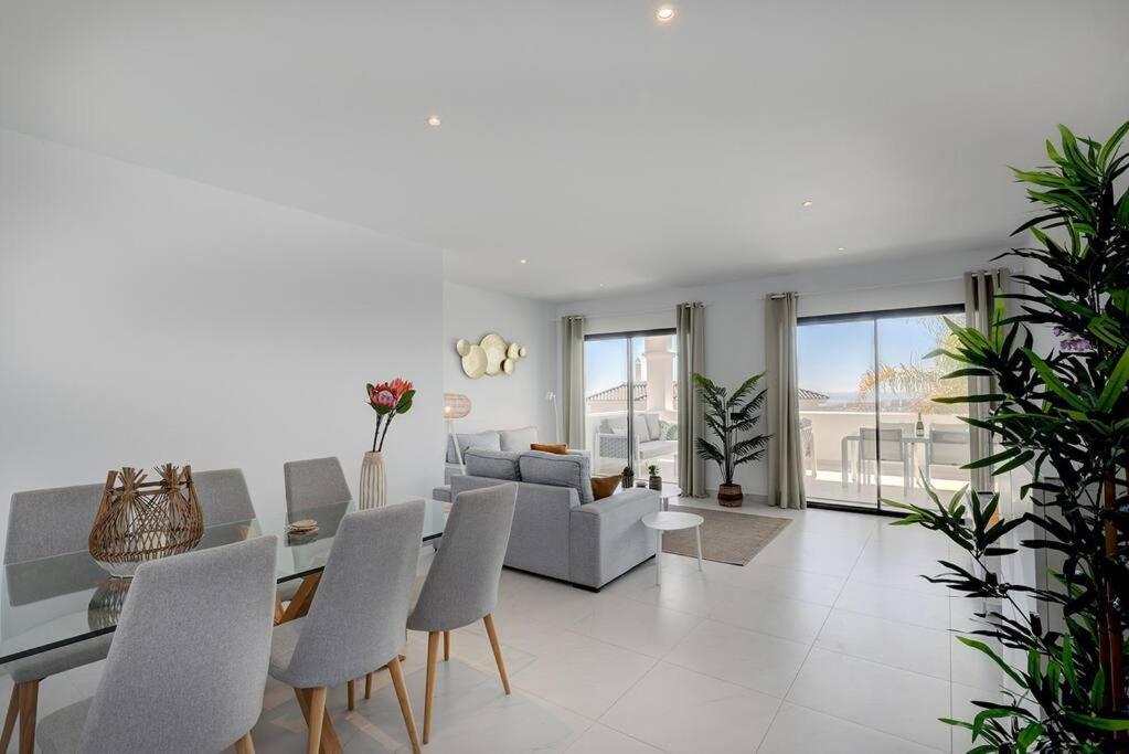 2 Bed At Hills With Great Sea Views! Apartment
