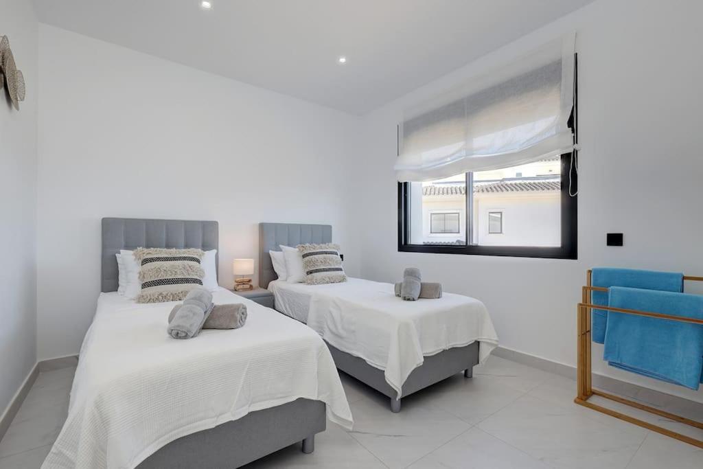 2 Bed At Hills With Great Sea Views! Apartment