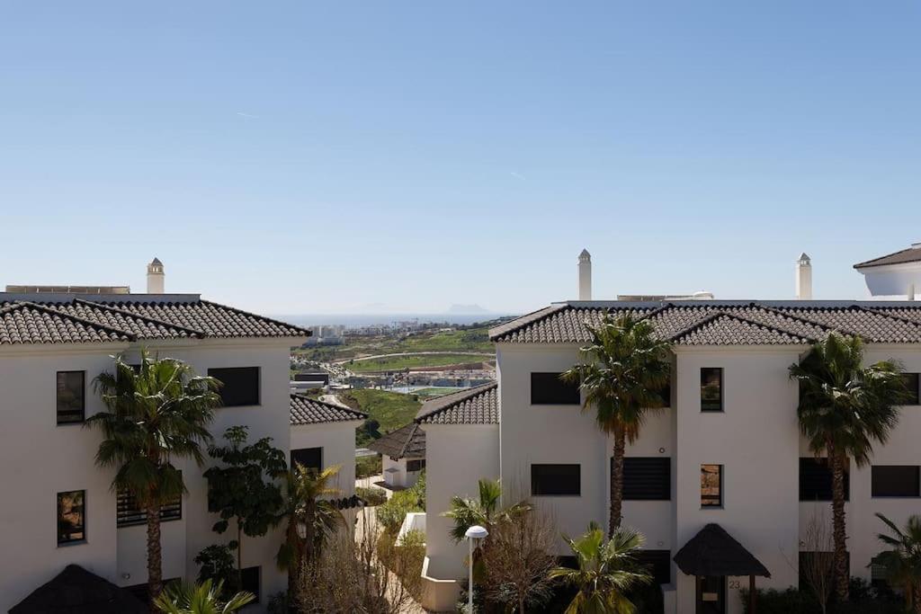 Apartment 2 Bed At Hills With Great Sea Views! *