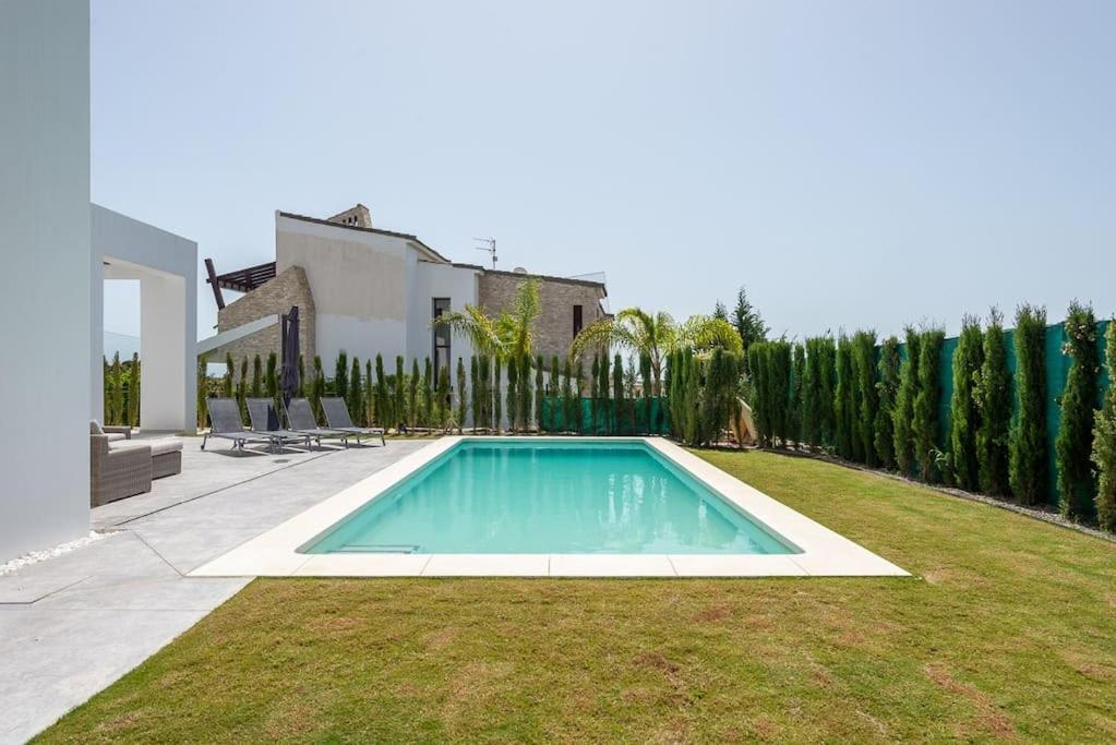 Casa Innes: Entire 5 Bed Modern Villa. Pool. Valle Romano * Estepona