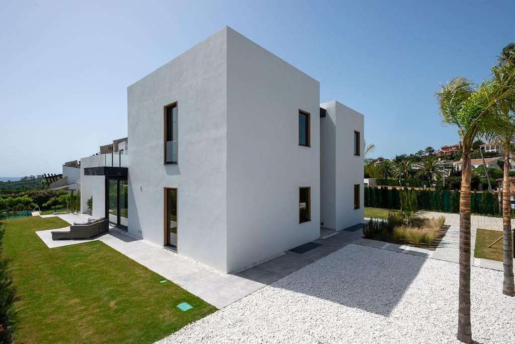 Casa Innes: Entire 5 Bed Modern Villa. Pool. Valle Romano Villa Estepona