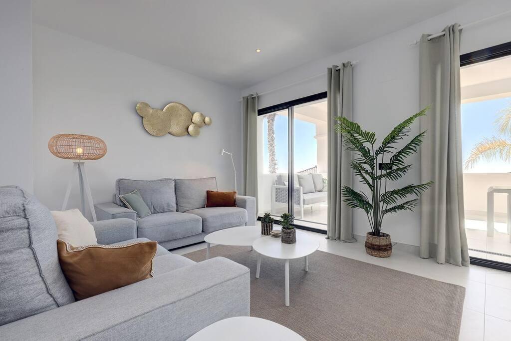 2 Bed At Hills With Great Sea Views!