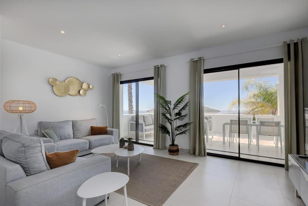 Apartment 2 Bed At Hills With Great Sea Views!