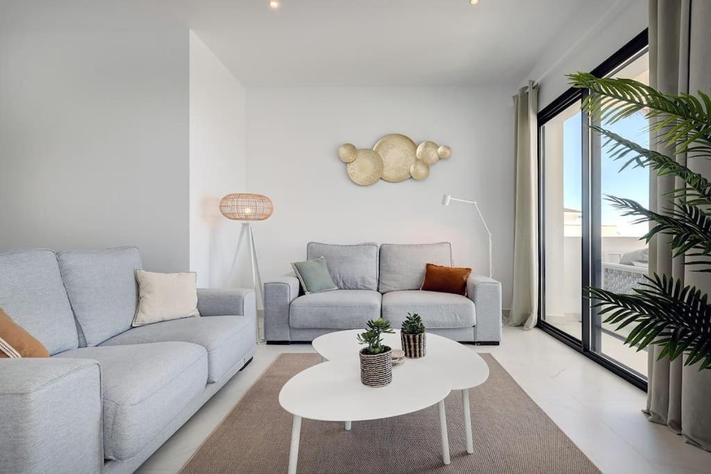 2 Bed At Hills With Great Sea Views! Apartment