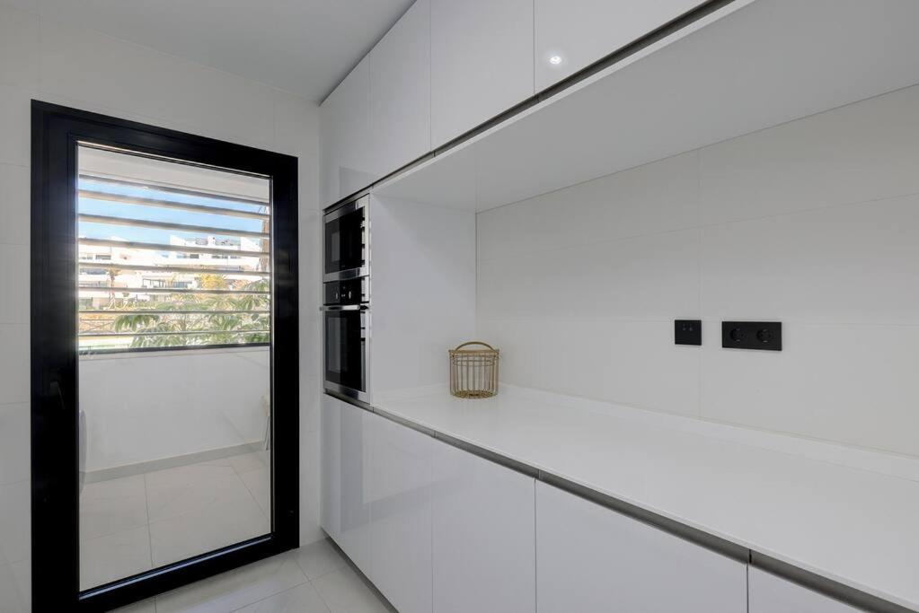 Apartment 2 Bed At Hills With Great Sea Views! *