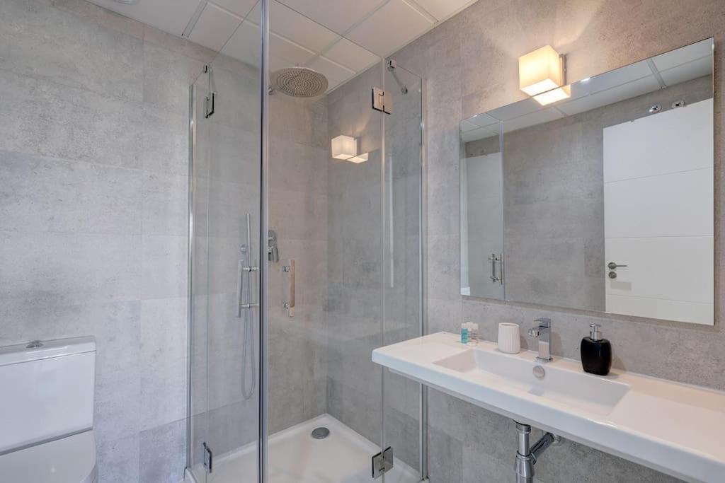 2 Bed At Hills With Great Sea Views! Apartment