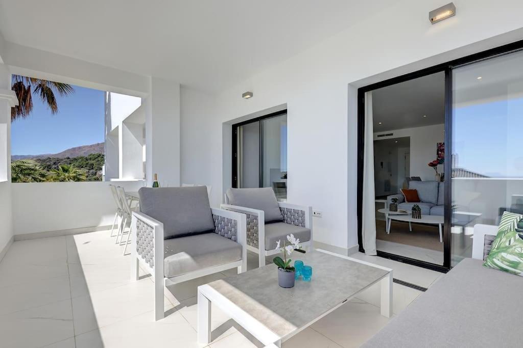 2 Bed At Hills With Great Sea Views! Apartment *