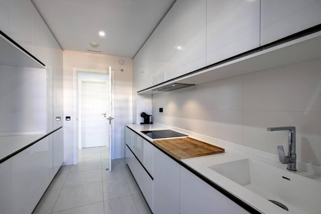 2 Bed At Hills With Great Sea Views! Apartment *