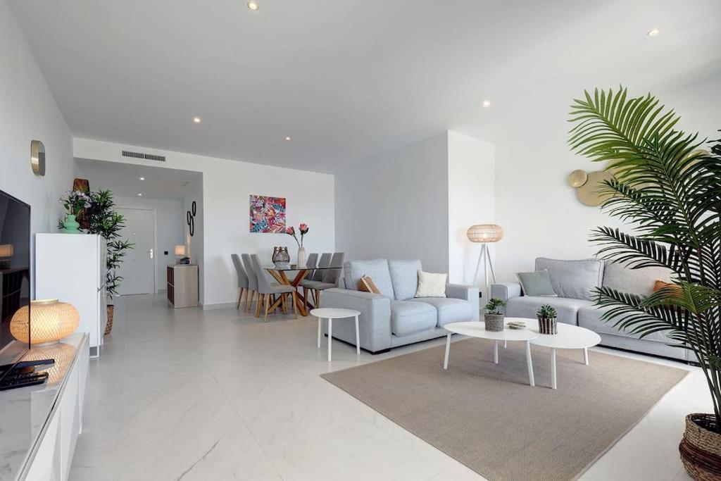 2 Bed At Hills With Great Sea Views! Apartment