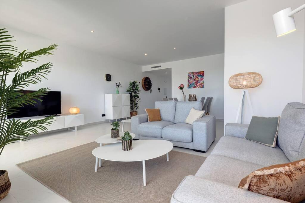 Apartment 2 Bed At Hills With Great Sea Views!