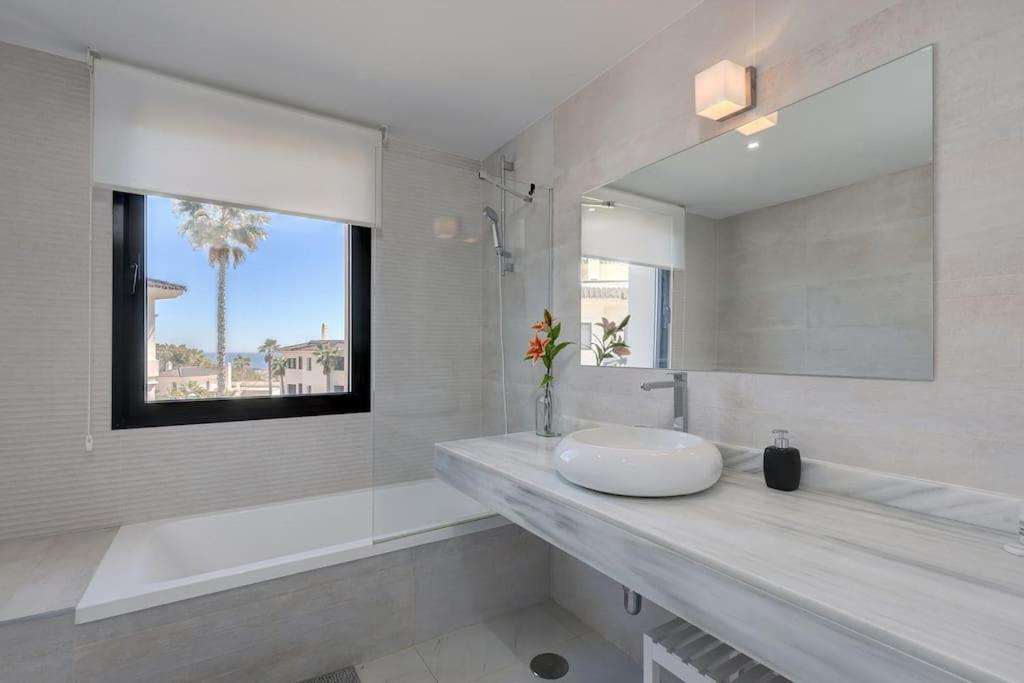 2 Bed At Hills With Great Sea Views!