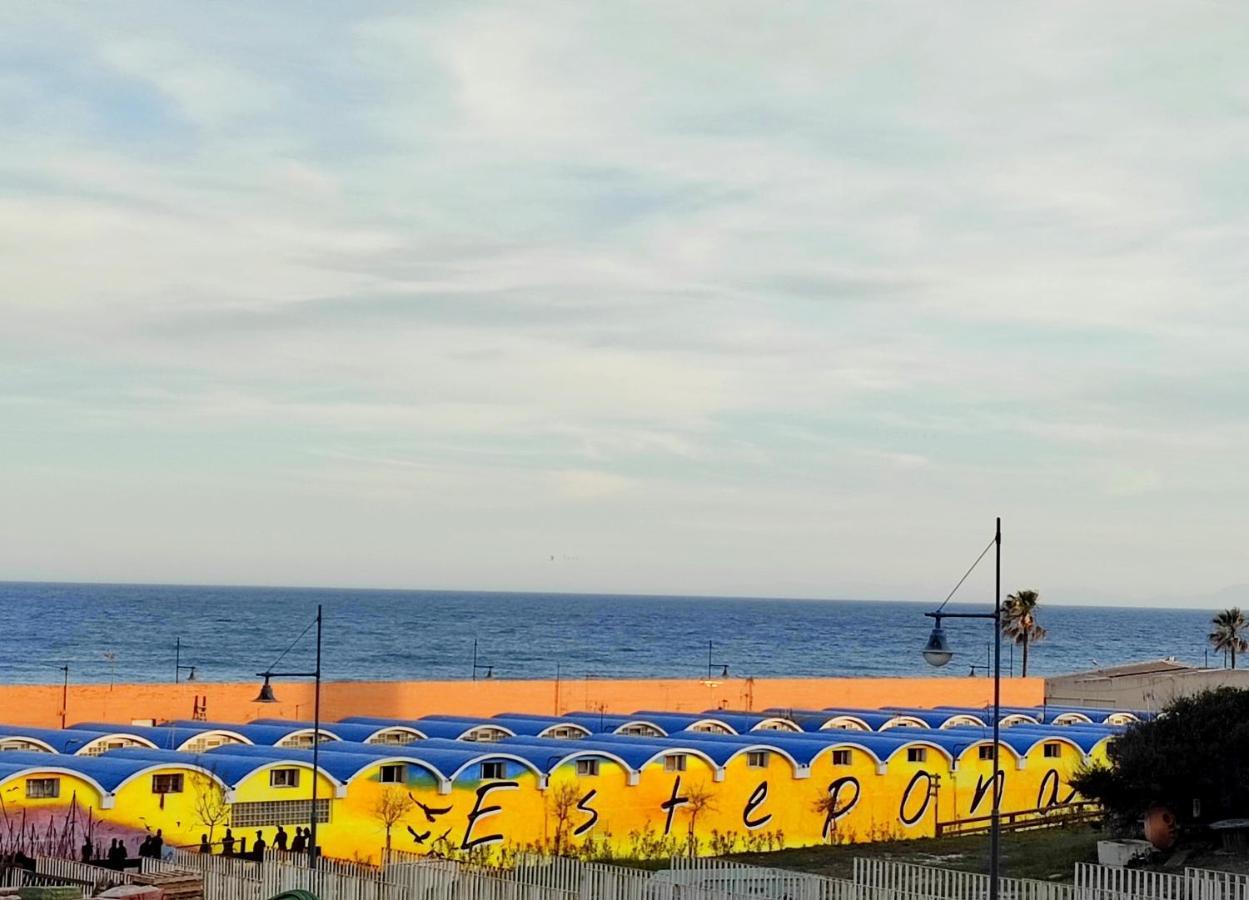 Junto A La Playa Del Cristo Cerca Del Puerto Estepona