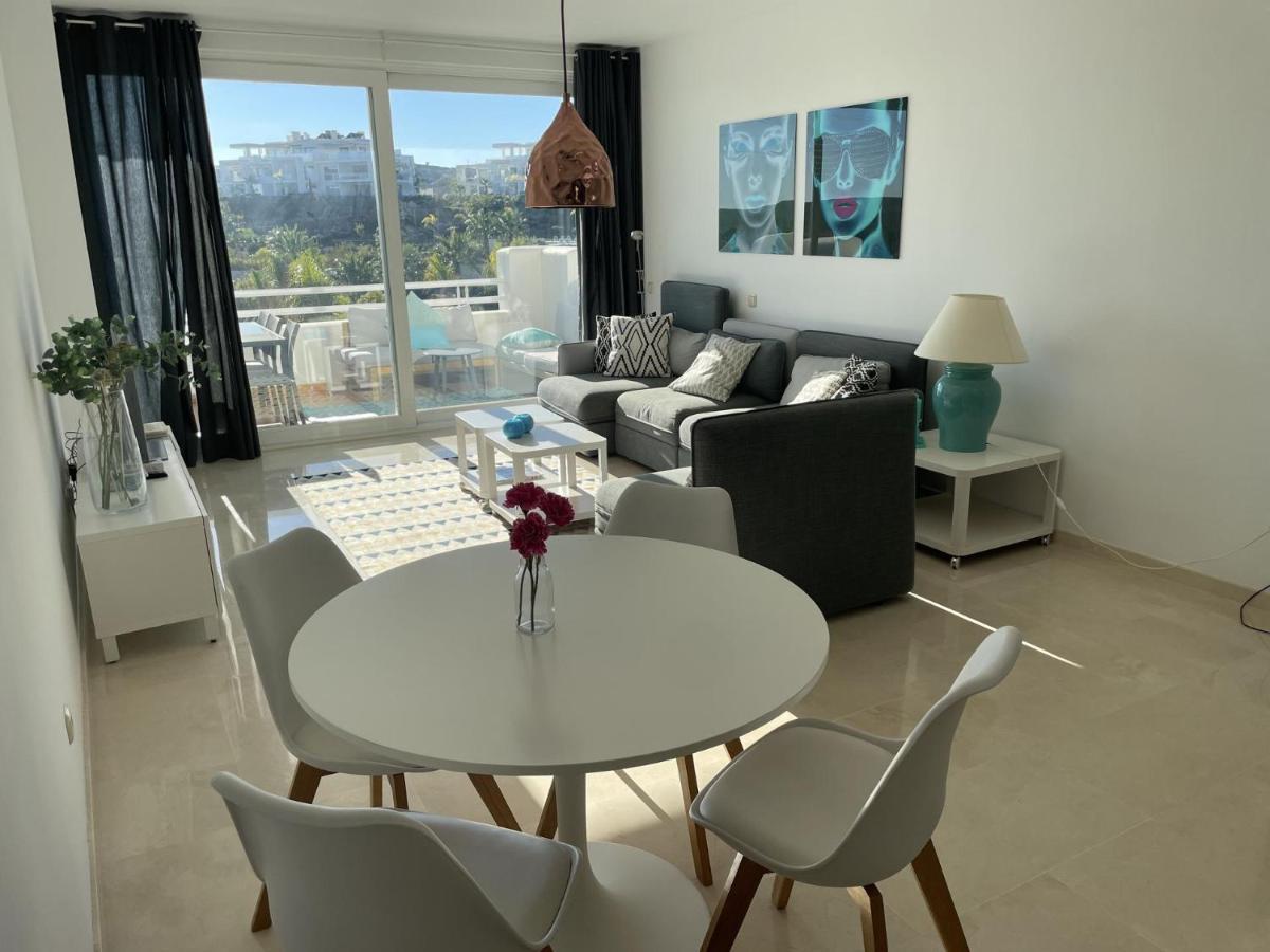 Stunning Modern 2 Bedroom - Alcazaba Lag *