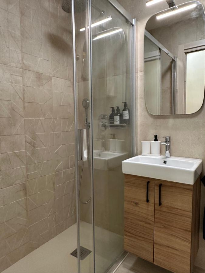 Lovely New 77 Apartment *