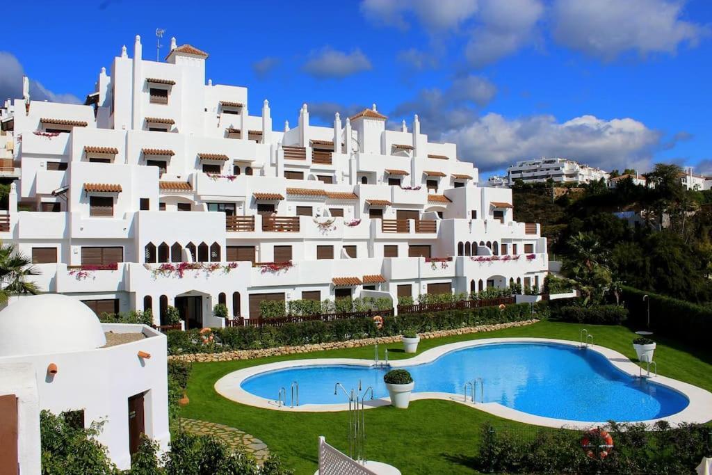 Apartment Ruim Zonnig Met Groot Terras In Mooi Complex, Op 15' Te Voet Het Strand; Op 10' En Puerto Banus.