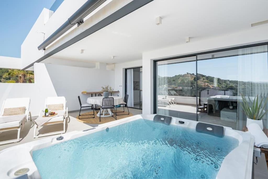Apartment Seaviews Private Jacuzzi Rooftop&luxurious Living