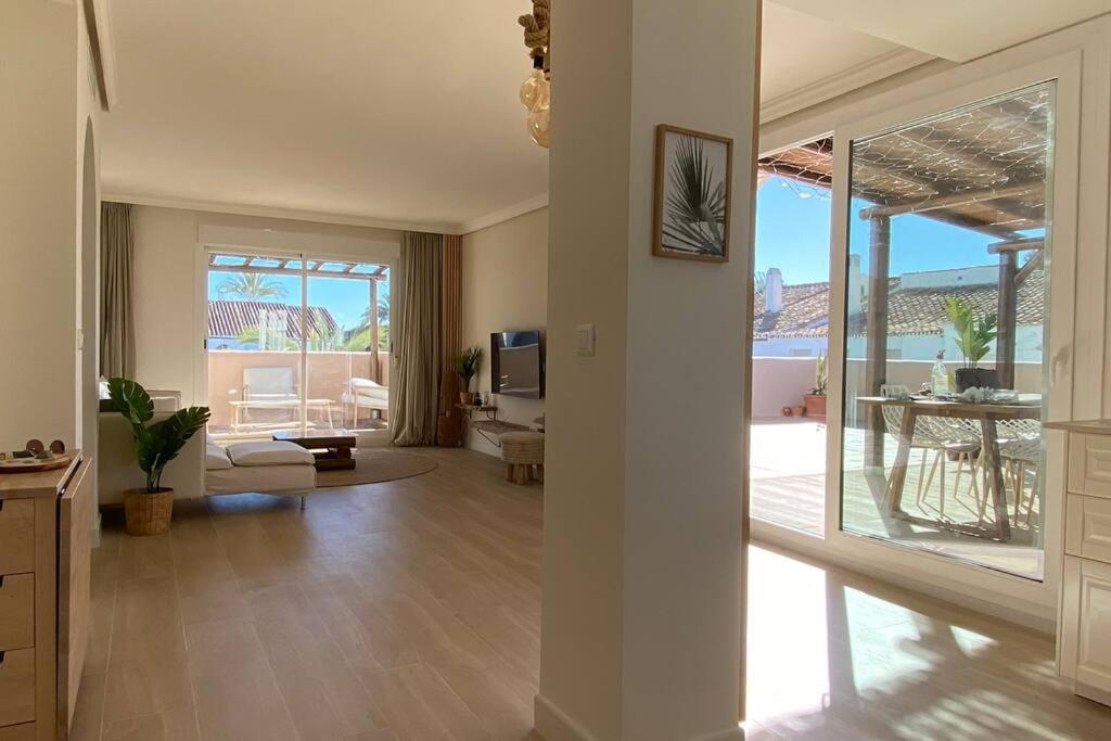 Luxurious Penthouse With 180m2 Sunlit Terrace Appartement *