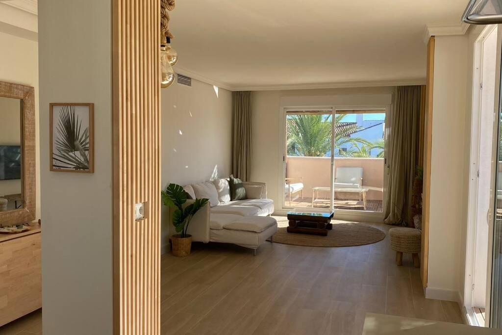 Luxurious Penthouse With 180m2 Sunlit Terrace *
