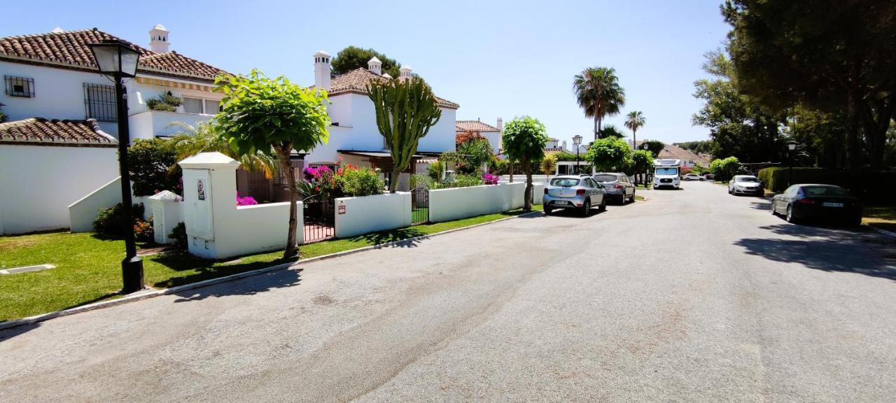 Con Jardin Y Piscina En Playa Estepona