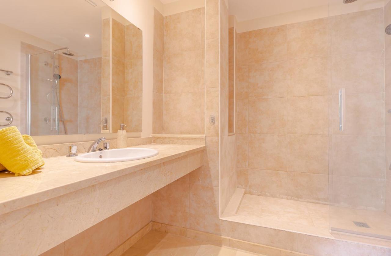 6-bdrm Andalusian Modern Next To Golf Course *