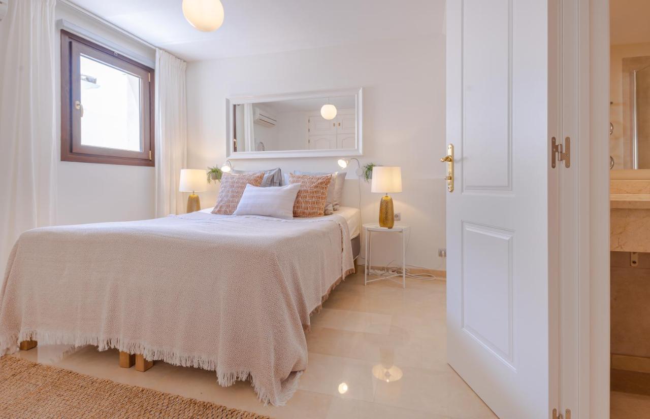 6-bdrm Andalusian Modern Next To Golf Course Estepona
