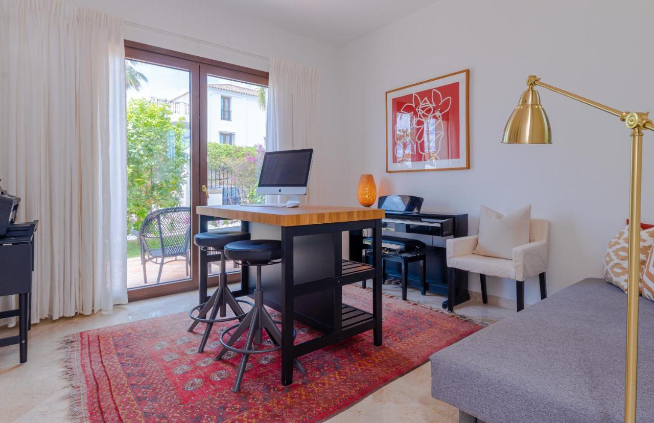 6-bdrm Andalusian Modern Next To Golf Course *