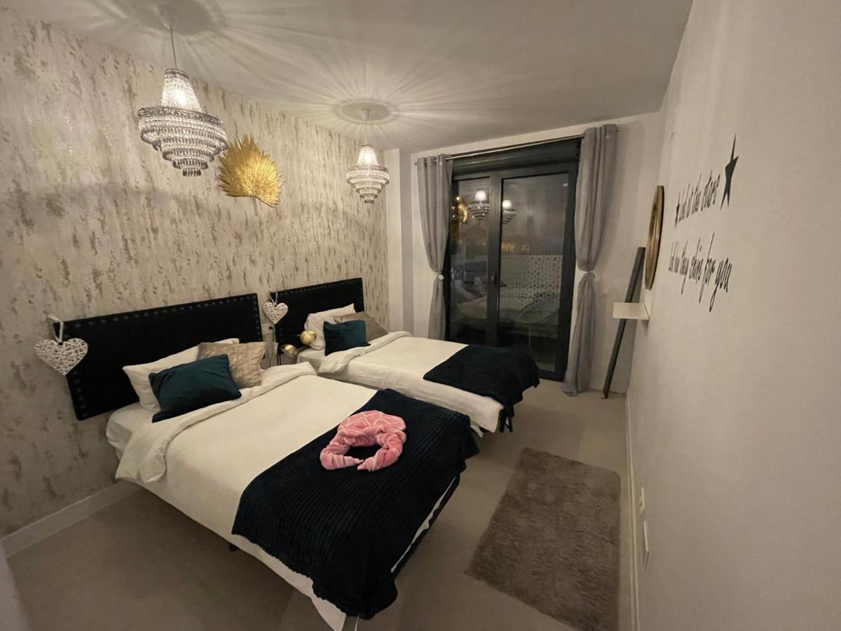 Casa Casu New Stunning 3 Bed Raised Ground Floor & Huge Balcony With Sea Pool & Mountain View Indoor & Outdoor Swimming Pools & Gym Walking Distance To Port Traveller Award 2023 Appartement