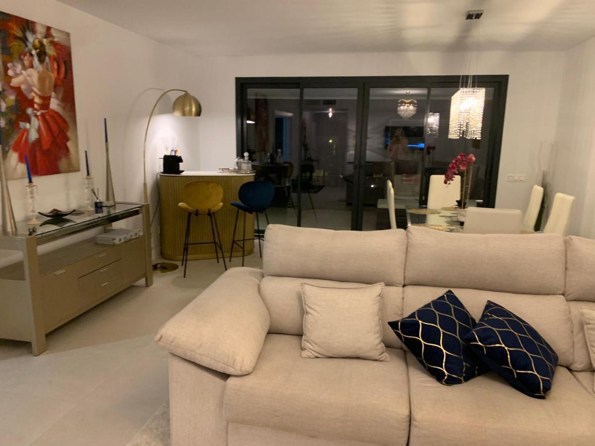 Casa Casu New Stunning 3 Bed Raised Ground Floor & Huge Balcony With Sea Pool & Mountain View Indoor & Outdoor Swimming Pools & Gym Walking Distance To Port Traveller Award 2023 Appartement *