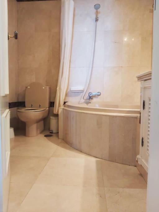 Gorgeous Beachfront With Stunning Sea Views & Garden Apartment *
