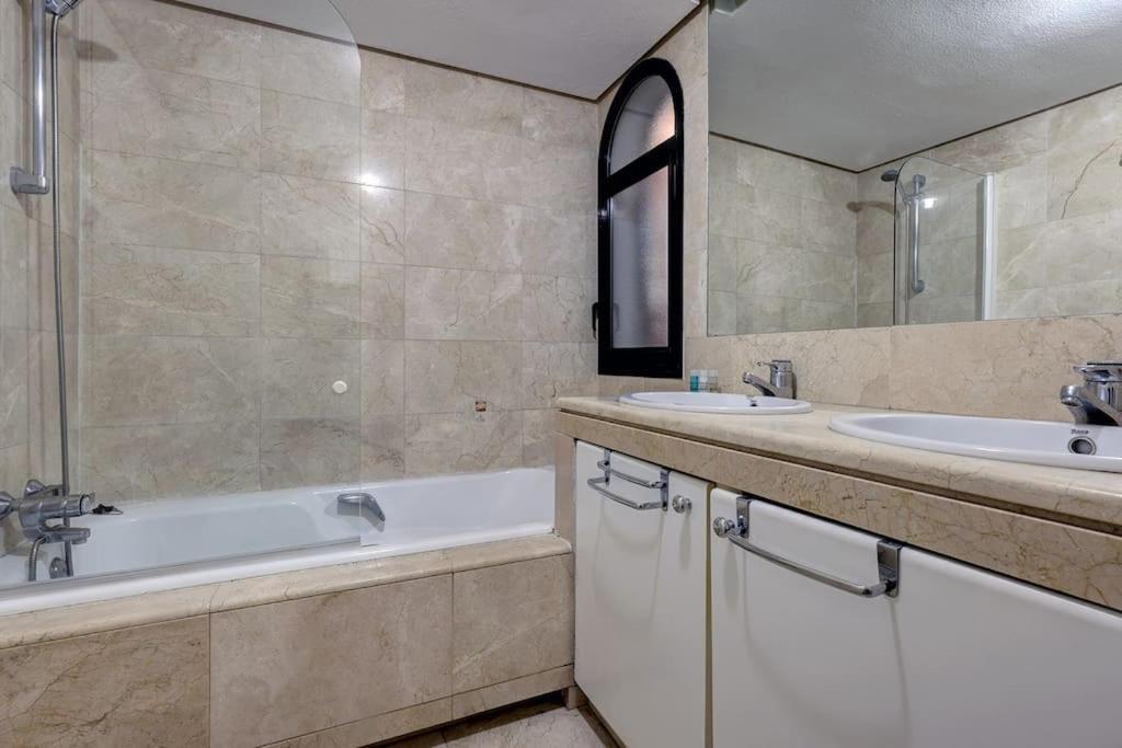 Apartment 4 Bedroom Townhouse 200 Meters From The Beach! *