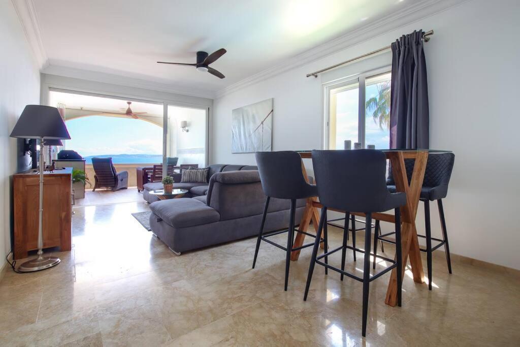 Apartamento En Playa Del Cristo Estepona